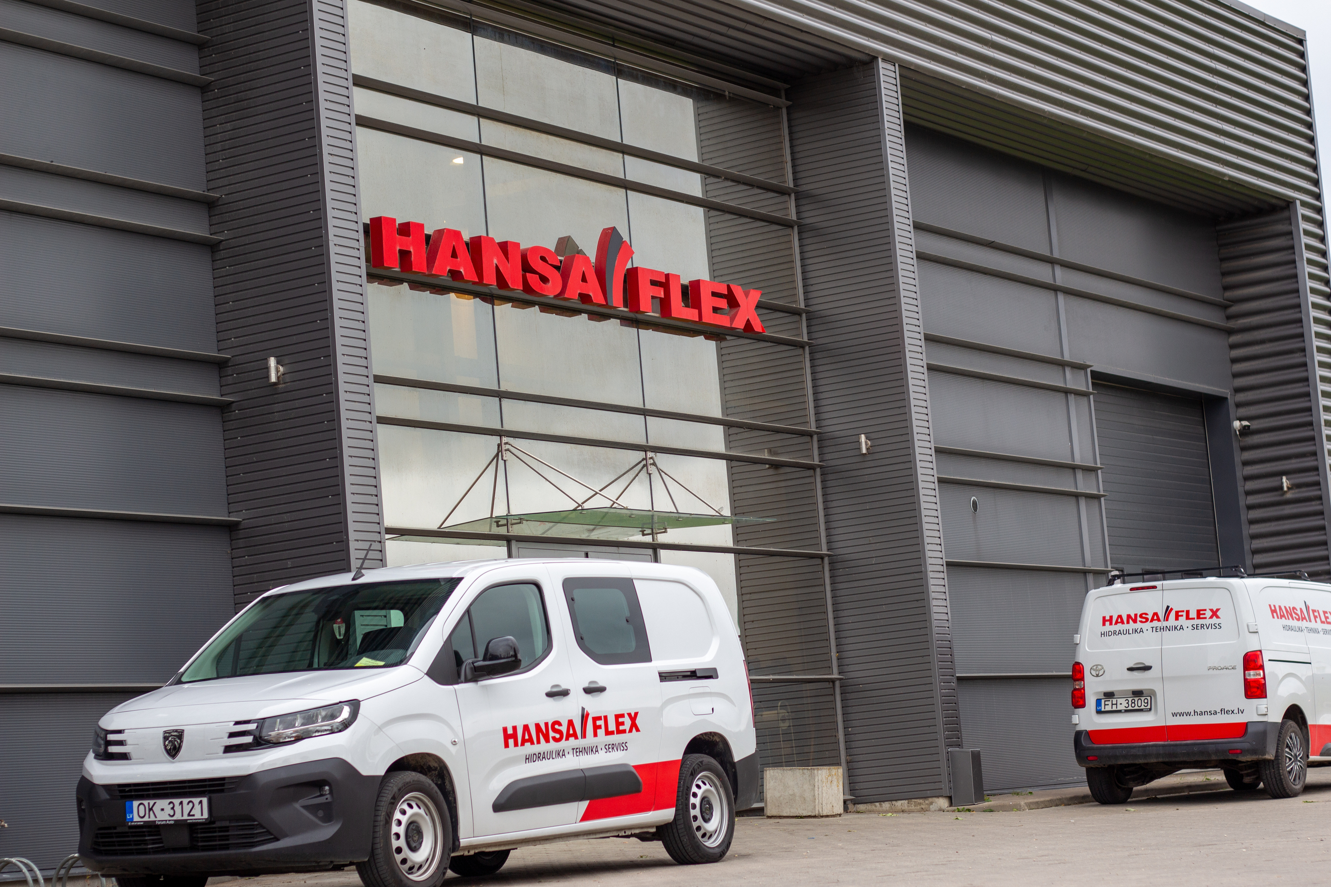 HANSA-FLEX Jēkabpils filiāles fasāde un servisa automašīnas Rīgas ielā 257