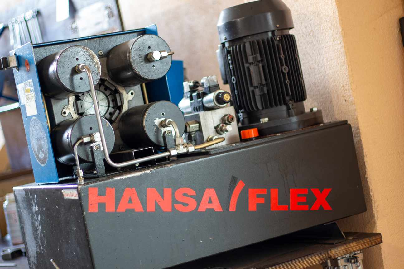 Iekārta hidraulisko šļūteņu pievadu izgatavošanai HANSA-FLEX Rēzeknes darbnīcā